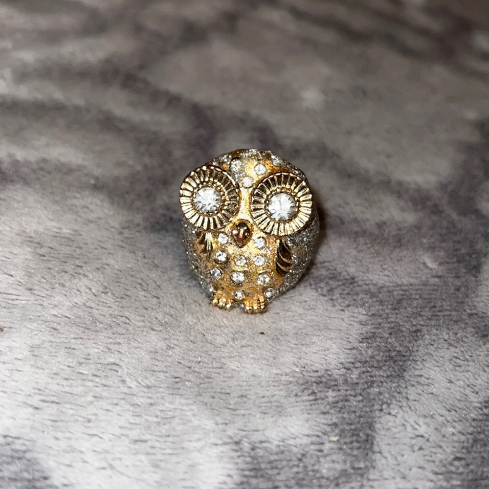 Super cute gold and silver owl ring with elastic band!